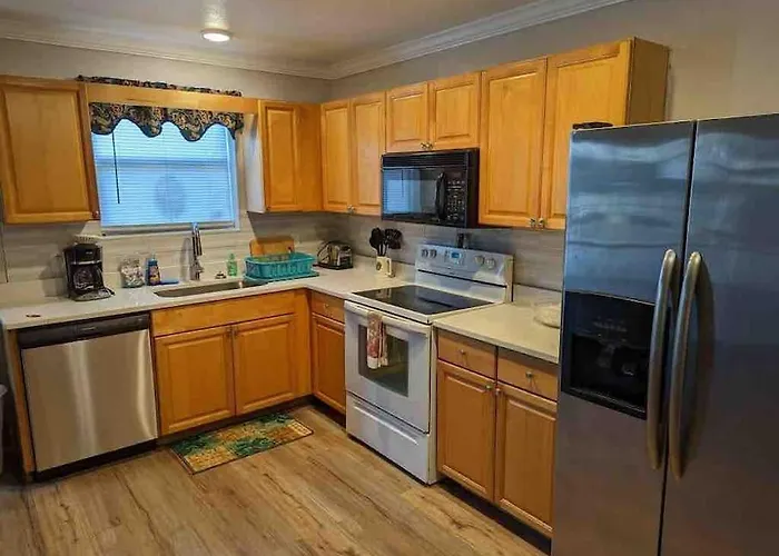 Private One-Bedroom 1 -Directly Across From Beach